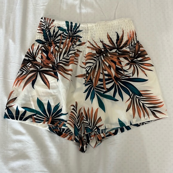 NEVER WORN Size XS Flowy High Waisted Tropical Patterned Shorts - Picture 1 of 3